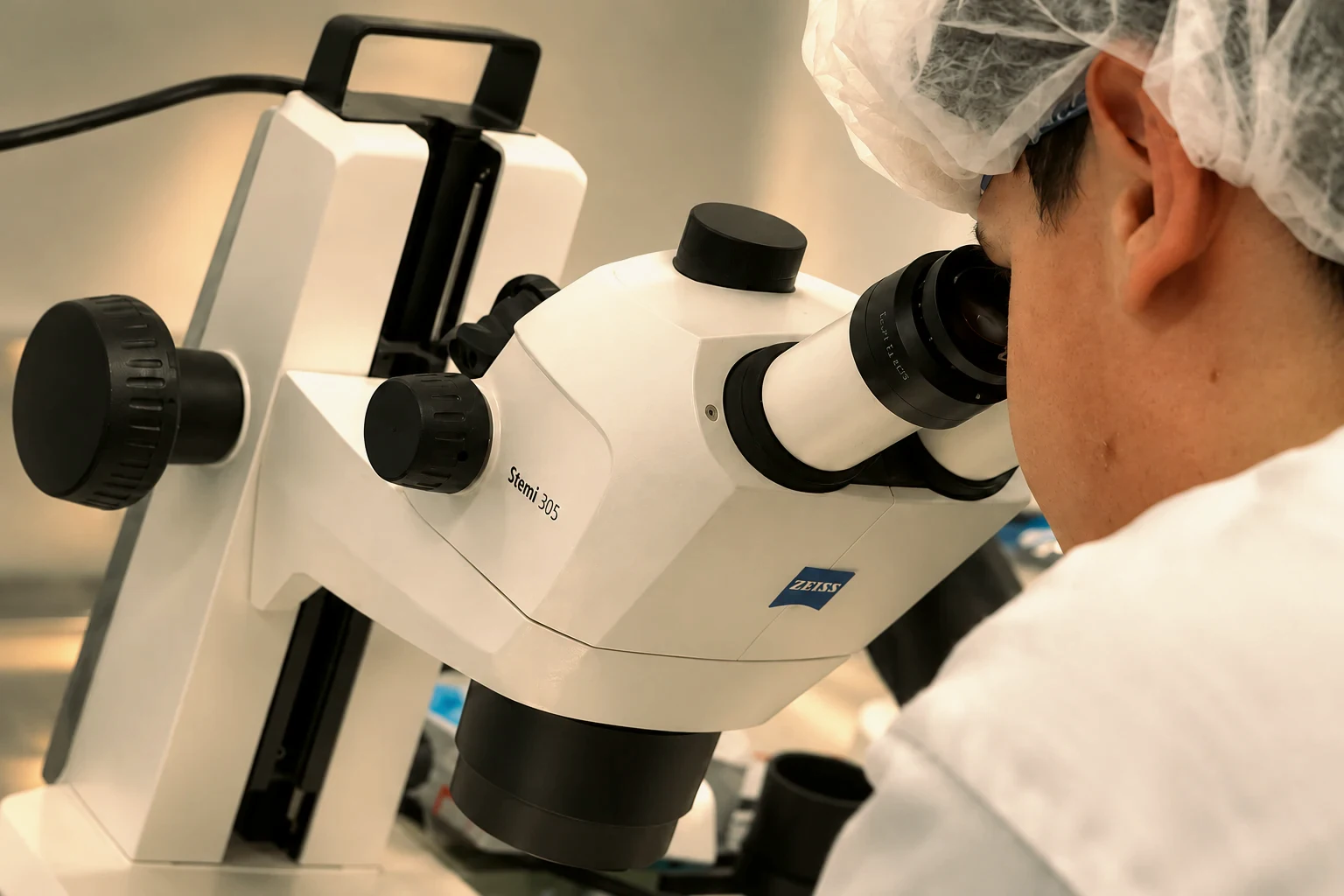Scientifique travaillant au microscope